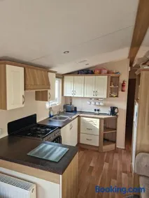 Spacious 6 Berth Caravan with Decking - Image 3