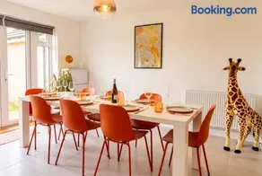 Spacious 4-Bed Eynsham Home, Garden & Parking - Image 2