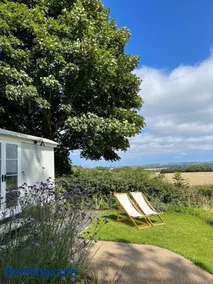 Wellsprings Farm - Self-catering shepherds hut with private garden - Image 2