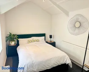 Treforest Apartment 2 Bedrooms - Next Station- Free Parking - Image 1