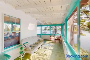 Lakefront Retreat - Image 4
