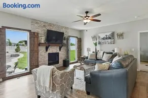Spacious Country Farmhouse Retreat, Sleeps 16, Pool, Movie Room - Image 3