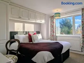 Grantham Stays 6BR, Sleeps 11, WIFI & Parking - Image 3