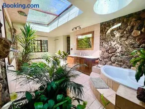 Cozy 3 Bedroom House with unique bathrooms - 2084 - Image 3