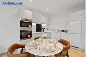 Modern 2 Bed Riverside with Parking and Wi-Fi Near Heathrow - Image 4