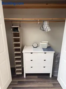 Private Suite , Private Bath , 10 min to Downtown - Image 5