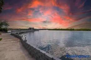 Huge Waterfront Mini-Resort w Gym, Dock & Pool - Image 2