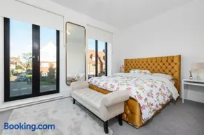 Amazing new built townhouse with garden in London - Image 3