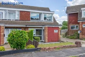 4 Bedroom Home Garden & Parking Guildford - Image 1