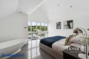The Boathouse - Unique Riverside Living in Henley - Image 2