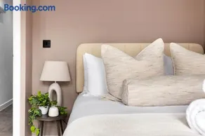 London Luxury 2-bedroom with Garden - Image 3