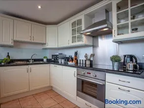 Cove View Apartment - Image 3