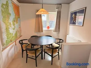 Spacious Villa with Private Terrace & Garden - Image 2