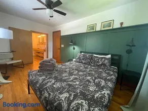 Relaxing 3 Bedroom Home near Downtown - Image 4