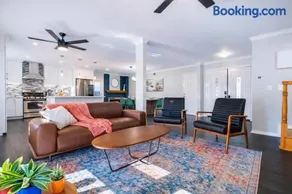 HUGE 5BR Family Retreat Backyard & Patio Lounge - Image 1