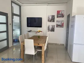 LUXURY apartment in the centre AC Parking Garden - Image 3