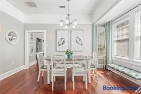 2BR Bungalow - Cozy Holiday Home Near Downtown & Beach - Image 5