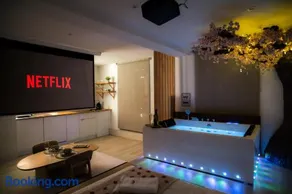 Nuit romantique, Suite avec jacuzzi et cinéma privé au design Japandi - Image 5