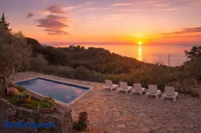 Cozy Chalet with Sea Views & Private Pool - Image 3