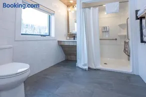 Jolie Vie Wellness Retreat, Earth Tiny Home #2 - Image 4