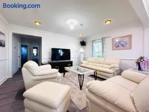 Entire Family-friendly 4 BR Cozy Unit , Metro walk - Image 1