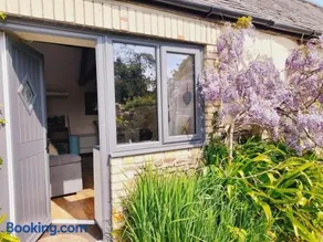 Forge Cottage, Cosy Couples Retreat in the Devon Countryside, Indoor Pool, Tennis Court and Tarka Trail Access - Image 2