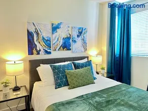 Bright 2 Bed 2 Bath with Views Walk to the Beach DTSM - Image 4