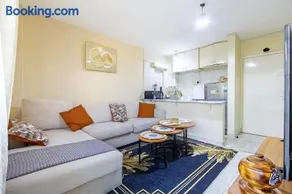 Harlequins Suites Apartment, next to Harlequins Suites Hotel - Image 1