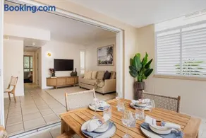 Sleek apartment overlooking pool - Image 2