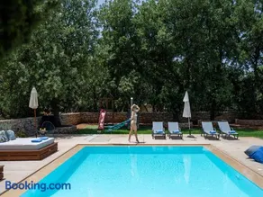 Villa Ellie - heated pool, playground, garden & BBQ! - Image 3
