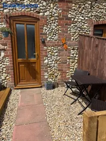 The Ducks - Stunning remote Norfolk Appt with Lazy Spa - Image 3