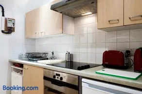 Quiet self contained studio flat near town centre and university - Image 5