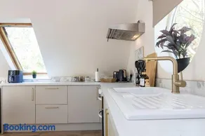 The Hale Abode- 1 Bed Gated Parking & Close to Man Airport - Image 5