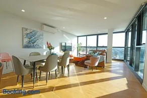 Luxury 3BRM Condo Pool Yoga Gym 2-Carport BoxHill - Image 4