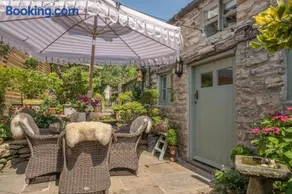 Helmsley Garden Cottage & Railway Carriage - Image 1