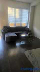 Modern & spacious 4-bedroom home with free parking - Image 1