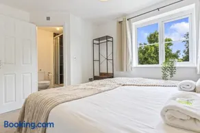 The Cosy House with Free Parking, Garden and Smart TV with Netflix by Yoko Property - Perfect for Contractors, Groups & Relocation - Image 2