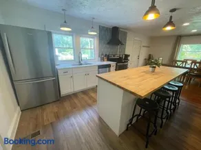 Relaxing 3 Bedroom Home near Downtown - Image 2