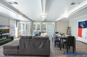 Piney Woods I Ping Pong I By SHSU I TV I Sleeps 11 - Image 1