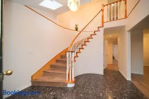 Home Base Van West 5 Bedrooms - Image 1