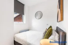 Coulsdon Executive Penthouse 2 Bed with Balcony - Image 3