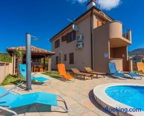 Family house with swimming pool - Image 1