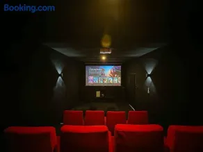 Villa avec piscine, Cinéma, terrain privé - Image 3