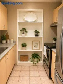 Downtown Vanc gem, Sleeps 4, free Parking, Bikes - Image 2