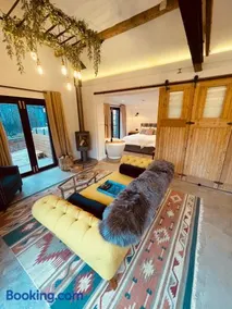 Luxury Barn with Hot Tub, Spa Treatments, Private Dining - Image 5
