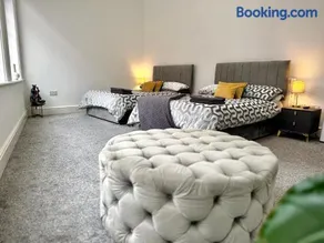 #20 Huge 2BR City Centre Apartment with Glass Ceiling Sleeps 6 Near Hull New Theatre - Image 2