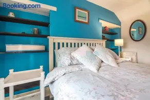 Manorbier Castle Inn Bay Room - Image 4