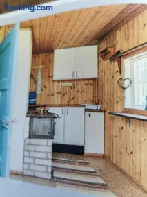 Enkel stuga utan elektricitet och rinnande vatten mitt i skogen - Image 1