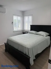 Cozy Queens NY Stay Near JFK Sleeps 4 Comfortable 3 Bedroom Home with Great WiFi Quiet Residential Location - Image 5