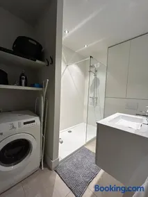 Studio Tzawel - free street parking available - Image 3
